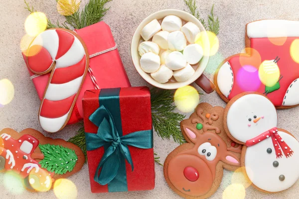 Biscoitos de Natal saborosos com cacau e presentes em fundo cinza — Fotografia de Stock