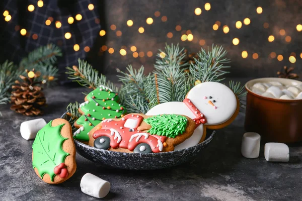 Teller mit leckeren Weihnachtsplätzchen auf dunklem Tisch — Stockfoto