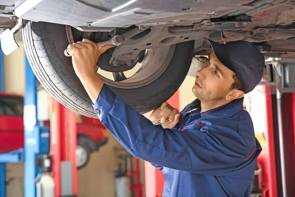 Mecánico masculino reparación de coches en el centro de servicio —  Fotos de Stock