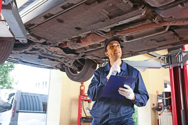 Mecánico masculino en el centro de servicio del coche — Foto de Stock