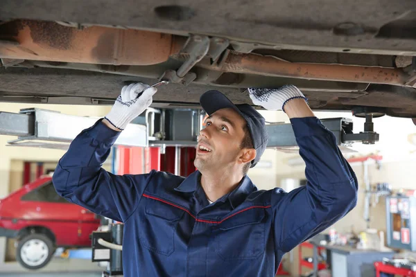 Male mechanic repairing car in service center — Stock Photo, Image