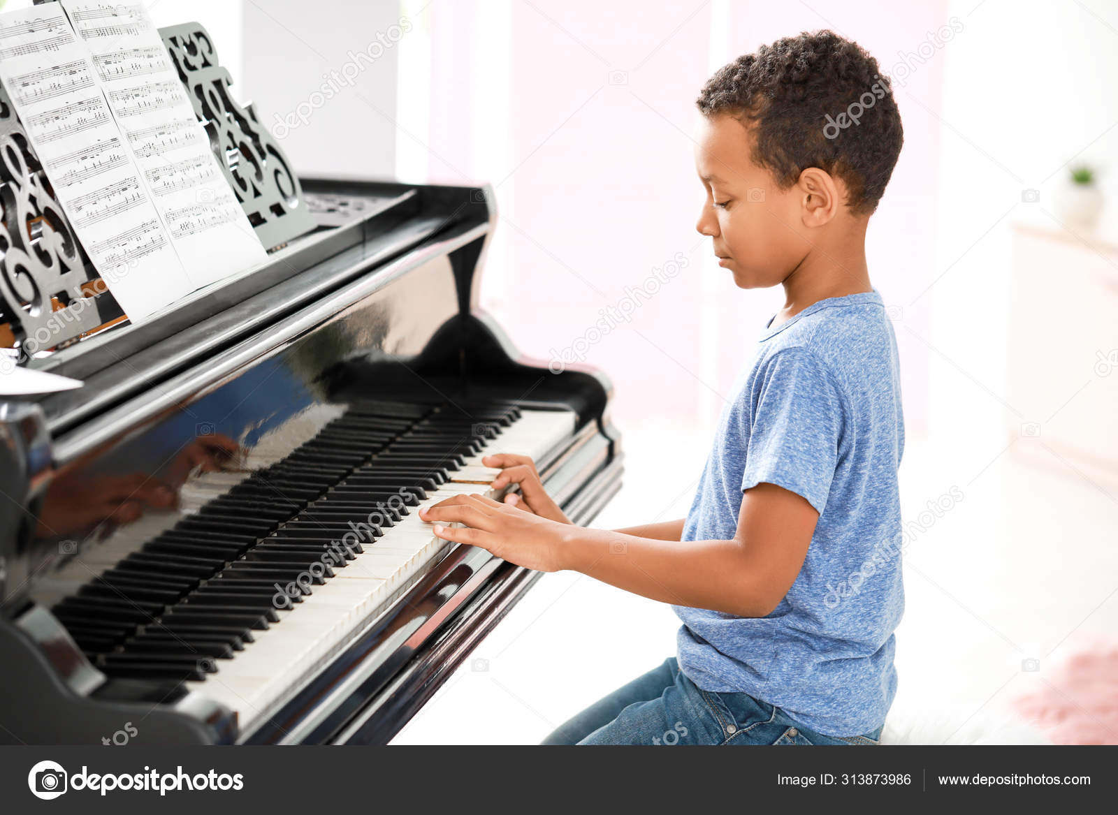 VÍDEO: Menino de oito anos chama a atenção tocando sucessos da música  clássica no piano, Caruaru e Região
