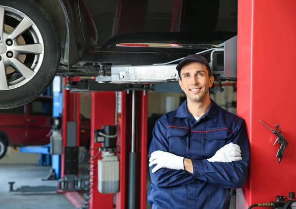 Mecánico masculino en el centro de servicio del coche — Foto de Stock