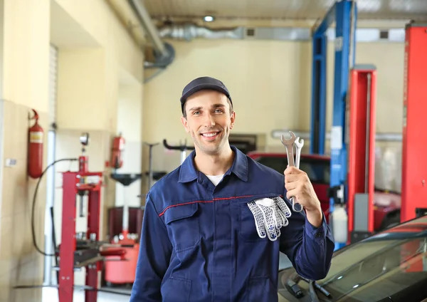 Mecánico masculino en el centro de servicio del coche — Foto de Stock