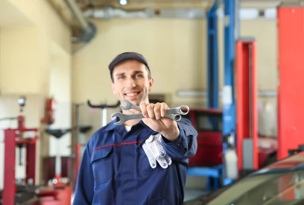 Mecânico masculino no centro de serviço de carro — Fotografia de Stock
