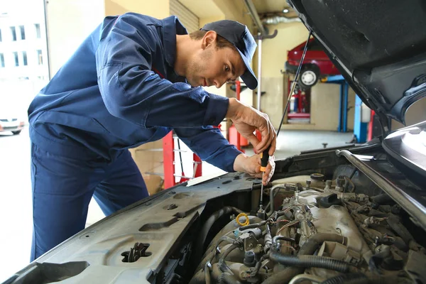 Mecánico masculino reparación de coches en el centro de servicio —  Fotos de Stock