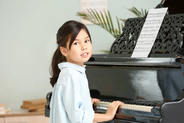 Little girl playing grand piano at home — Stock Photo, Image