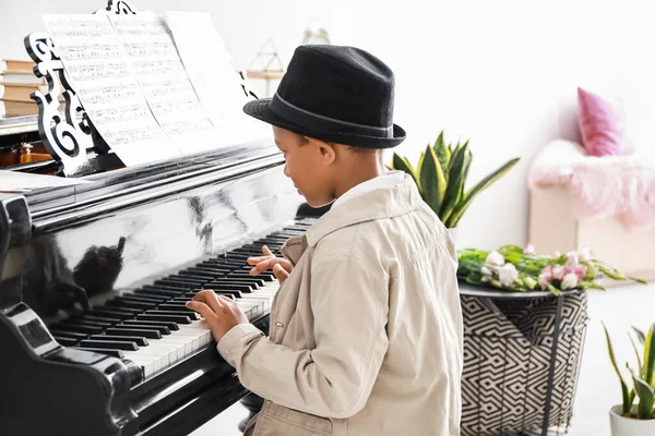 Pequeño chico afroamericano tocando el piano de cola en el concierto — Foto de Stock