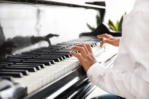 Pequeño chico afroamericano tocando el piano de cola en el concierto, primer plano — Foto de Stock