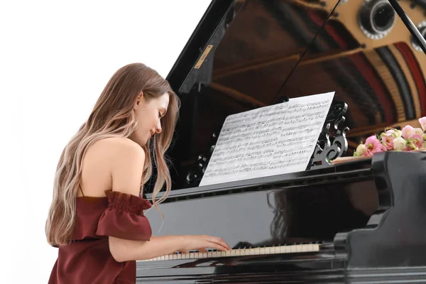 Fiatal nő játszik nagy zongora a koncerten — Stock Fotó