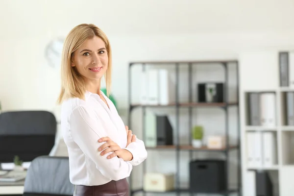 Porträtt av vacker affärskvinna i office — Stockfoto