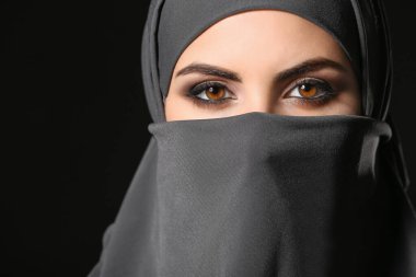 Karanlık arka planda güzel Müslüman kadın