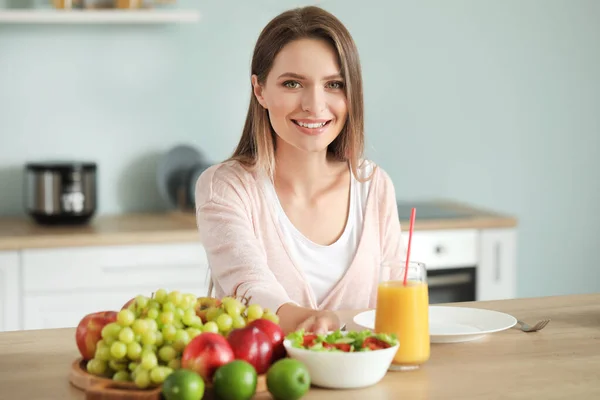 Donna con cibo sano in cucina. Concetto di dieta — Foto Stock