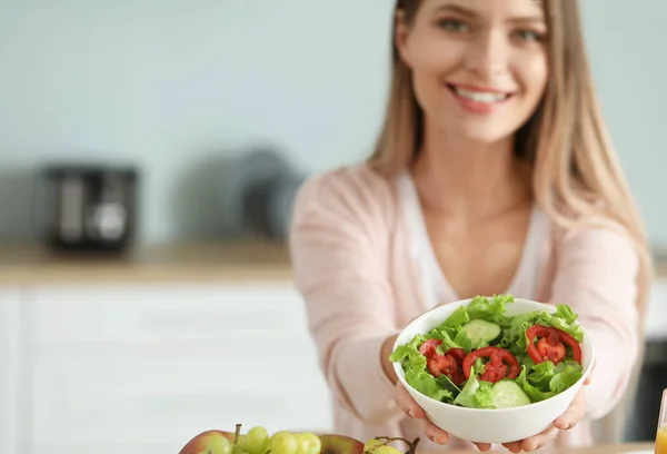 Mulher com comida saudável na cozinha. Conceito de dieta — Fotografia de Stock