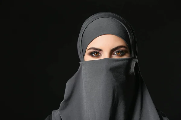 Bella donna musulmana su sfondo scuro — Foto Stock