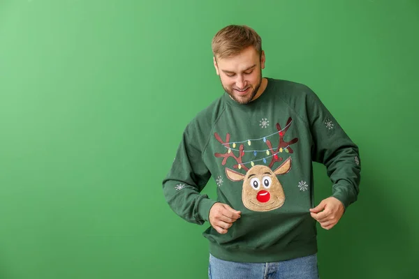 Hombre joven en jersey de Navidad sobre fondo de color —  Fotos de Stock