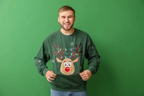 크리스마스 스웨터를 입고 있는 젊은 남자 — 스톡 사진