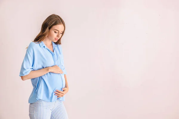 Красивая беременная женщина на светлом фоне — стоковое фото