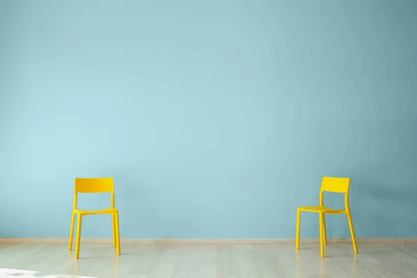 Modern chairs near color wall — Stock Photo, Image