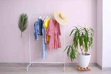 Modern soyunma odasının şık iç mekanı.