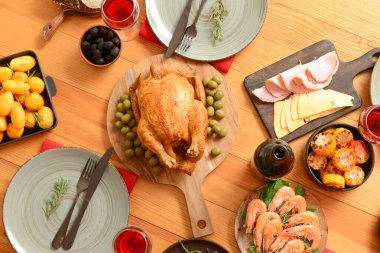 Büyük aile yemeği için masa hazır, üst manzara.