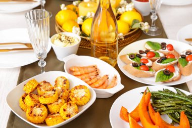 Büyük aile yemeği için masada bir sürü yemek var.