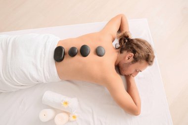 Genç adam kaplıcada dinleniyor.