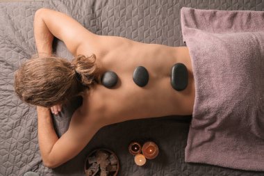 Genç adam kaplıcada dinleniyor.