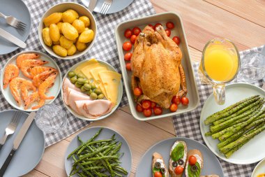 Büyük aile yemeği için masa hazır, üst manzara.