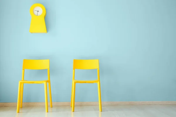 Modern chairs near color wall — Stock Photo, Image