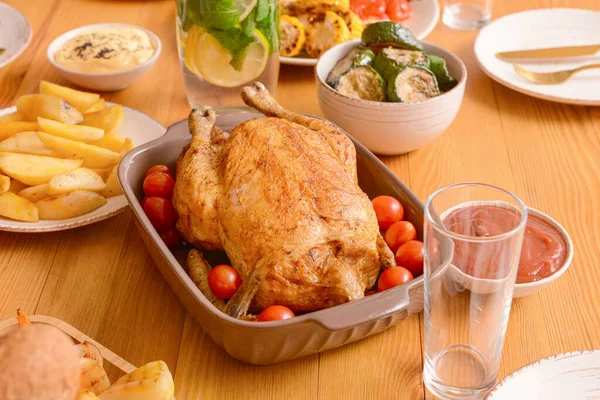 Platillo para hornear con sabroso pollo y tomates en la mesa servida — Foto de Stock