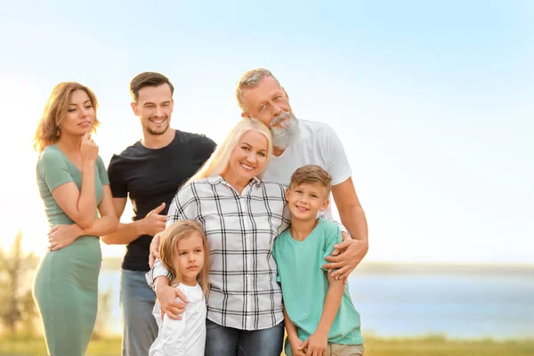 Retrato de grande família no parque — Fotografia de Stock