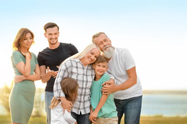 Retrato de grande família no parque — Fotografia de Stock