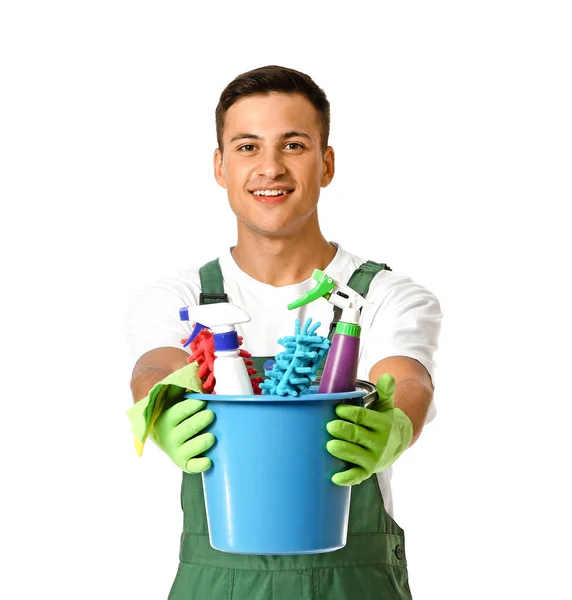 Jovem com suprimentos de limpeza em fundo branco — Fotografia de Stock