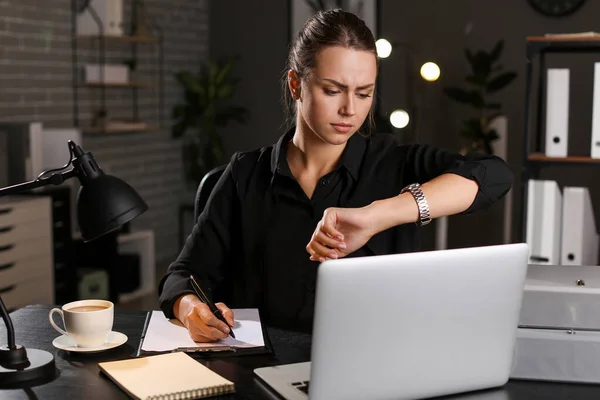 Tired businesswoman trying to meet deadline in office — Stock Photo, Image