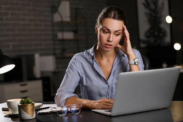 Trött affärskvinna försöker uppfylla tidsfristen i office — Stockfoto