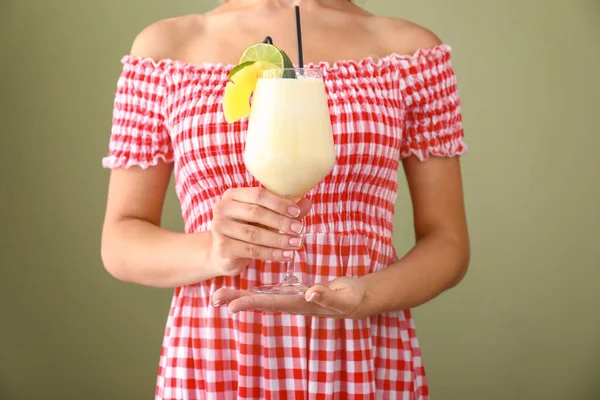 Kobieta z kieliszką smacznego koktajlu Pina Colada na kolorowym tle — Zdjęcie stockowe