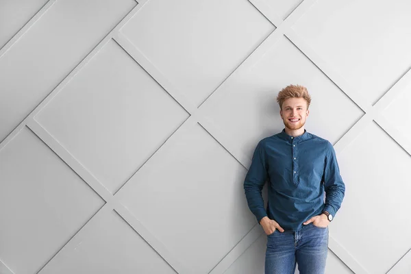 Portrait of young man on grey background — Stock Photo, Image