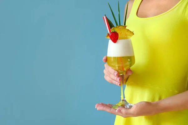 Woman with glass of tasty Pina Colada cocktail on color background — Stock Photo, Image