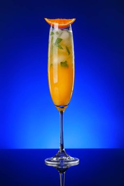 Koyu renkli arka planda bir bardak lezzetli kokteyl.