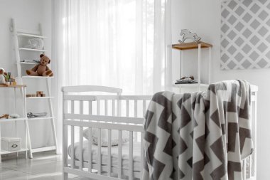 Çocuk odasının iç mekanlarında şık bebek yatağı