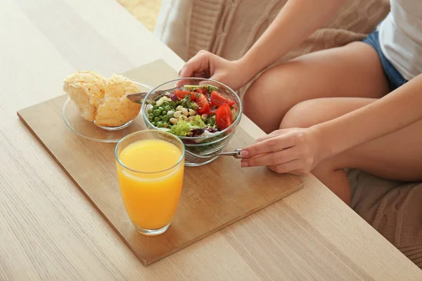 Mujer desayunando sano en el dormitorio —  Fotos de Stock