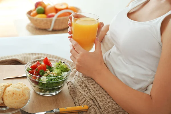 Vrouw met lekker ontbijt op bed — Stockfoto