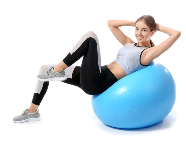 Deportiva mujer joven de entrenamiento con fitball sobre fondo blanco — Foto de Stock