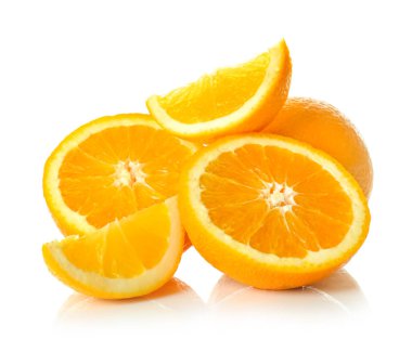 Beyaz arkaplanda taze portakallar