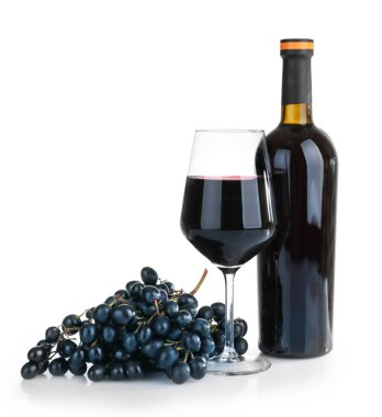 Cam ve beyaz zemin üzerine lezzetli şarap şişe