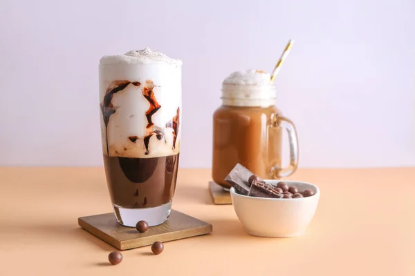 Sabroso frappe café y dulces en la mesa —  Fotos de Stock