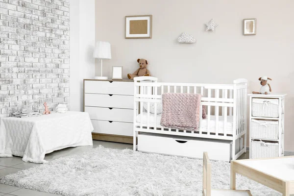 Інтер'єр стильної дитячої кімнати з дитячим ліжком — стокове фото