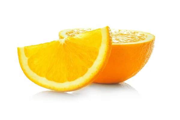 Lecker geschnittene Orange auf weißem Hintergrund — Stockfoto