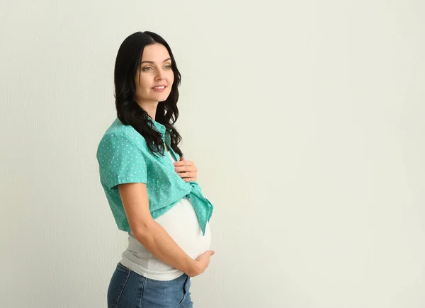明るい背景に美しい若い妊婦 — ストック写真